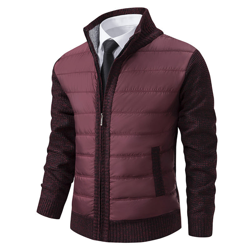 Veste pour homme, avec un corps matelassé de couleur bordeaux et des manches en tricot assorties. Elle présente une fermeture éclair centrale et des poches latérales, offrant un look élégant et pratique pour les saisons fraîches.