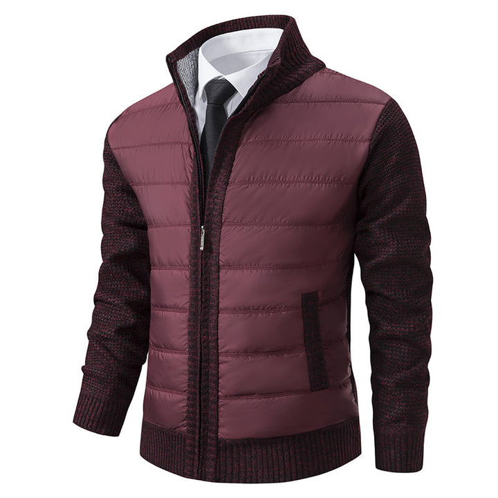 Veste pour homme, avec un corps matelassé de couleur bordeaux et des manches en tricot assorties. Elle présente une fermeture éclair centrale et des poches latérales, offrant un look élégant et pratique pour les saisons fraîches.