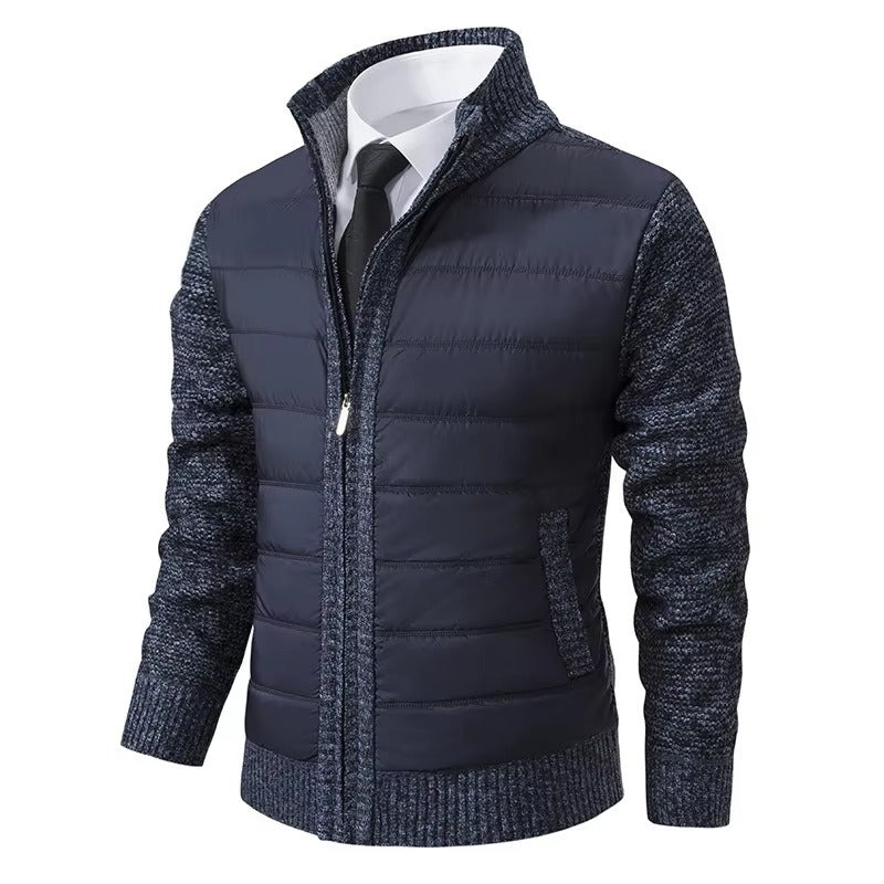 Veste tendance pour homme, combinant un corps matelassé en tissu bleu marine et des manches en tricot bleu. La fermeture éclair centrale et le col en maille ajoutent une touche moderne à ce modèle chic et pratique.