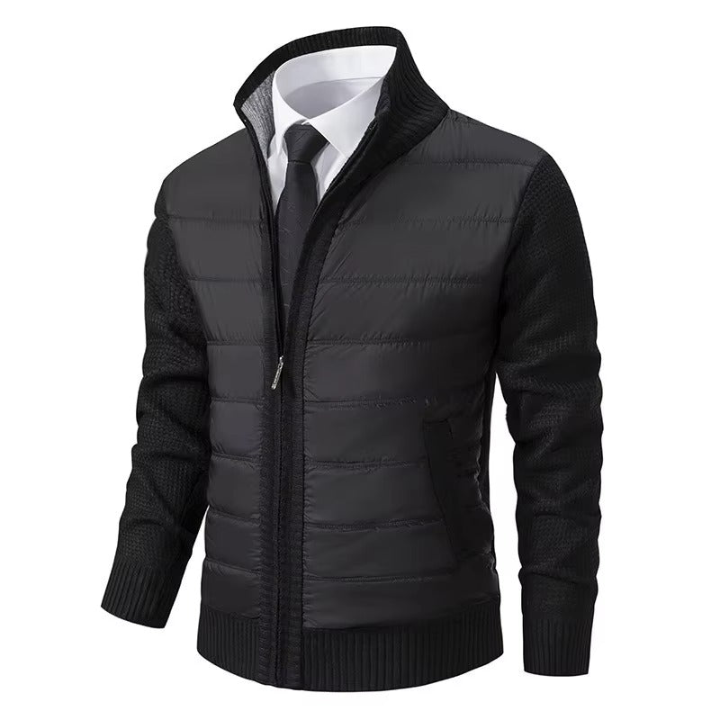Veste pour homme avec un corps matelassé noir et des manches en tricot noir, offrant un look moderne et élégant. Elle est équipée d'une fermeture éclair centrale et de poches latérales pour un style pratique et raffiné.