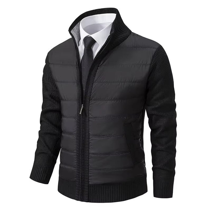 Veste pour homme avec un corps matelassé noir et des manches en tricot noir, offrant un look moderne et élégant. Elle est équipée d'une fermeture éclair centrale et de poches latérales pour un style pratique et raffiné.