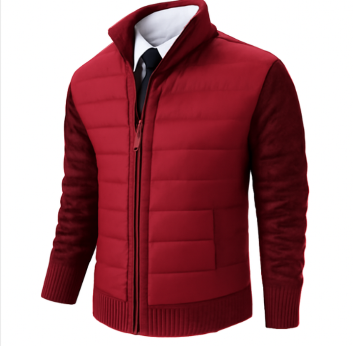 Veste pour homme avec un corps matelassé rouge et des manches en tricot assorties, offrant un style moderne et raffiné. Elle est dotée d'une fermeture éclair centrale et de poches latérales, idéale pour un look à la fois élégant et confortable.