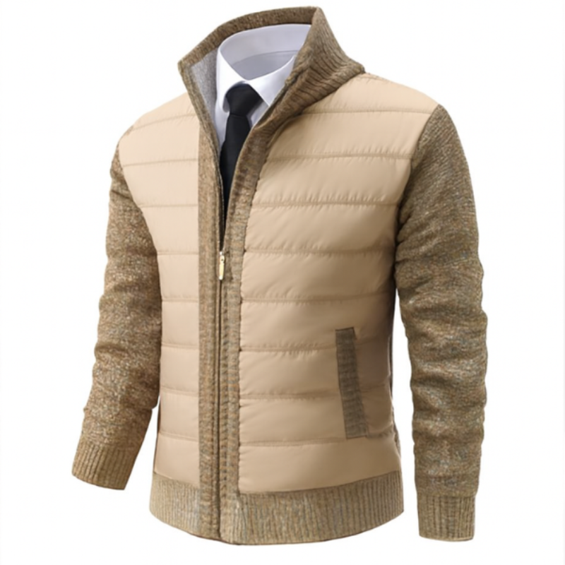 Veste pour homme avec un corps matelassé beige et des manches en tricot beige assorti. Elle présente une fermeture éclair centrale et des poches latérales, combinant un style moderne et une touche de confort idéal pour les journées fraîches.