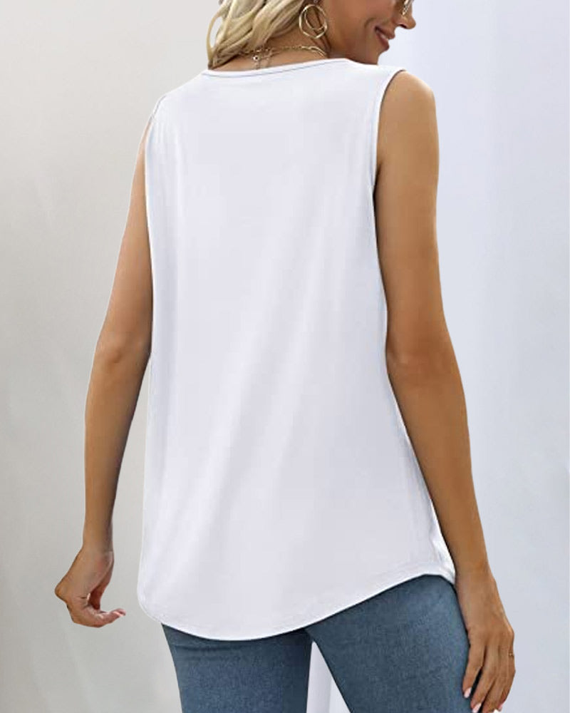Vue de dos d’une femme portant le débardeur Ninon blanc, col carré et coupe fluide sans manches, style moderne et confortable, associé à un jean skinny bleu.