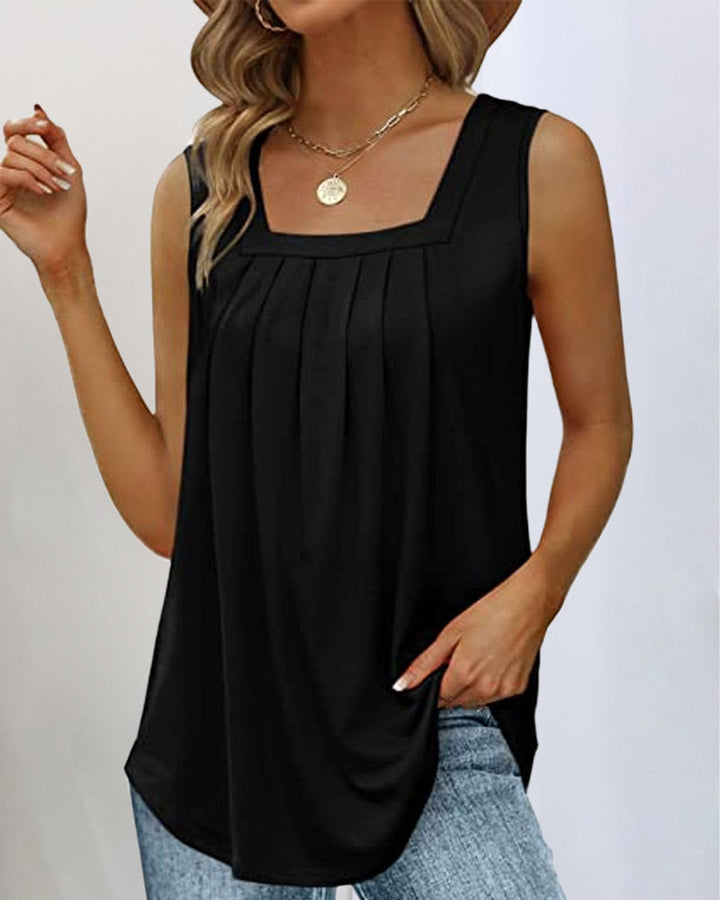 Femme portant le débardeur Ninon noir à col carré, coupe fluide sans manches avec plis sur le devant, style moderne et léger, associé à un jean bleu.