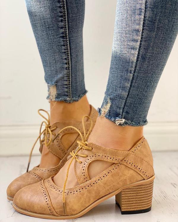 Chaussures camel style rétro avec lacets, découpes et détails perforés, talon carré effet bois, portées avec un jean sur sol clair.