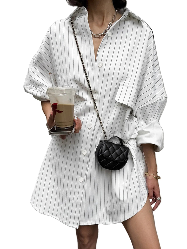 Chemise rayée oversize Noura pour femme, avec un col classique et une coupe ample. Portez-la comme une robe ou une chemise décontractée pour un look moderne et tendance, idéale pour un style chic et casual.