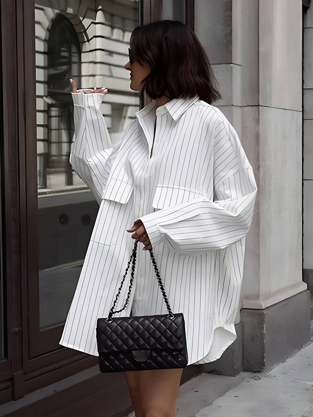 Chemise rayée oversize Noura pour femme, avec un col classique et des manches longues. Ce modèle moderne, ample et stylé, se porte comme une robe ou une chemise décontractée, et est idéal pour un look élégant et contemporain.