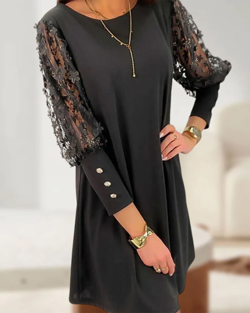 Femme portant une robe noire chic à manches mi-longues en dentelle transparente, ornées de motifs floraux et de boutons décoratifs. La coupe fluide et légèrement évasée apporte une élégance discrète, parfaite pour les soirées ou les événements festifs. L’ensemble est accessoirisé de bijoux dorés, ajoutant une touche raffinée et moderne.