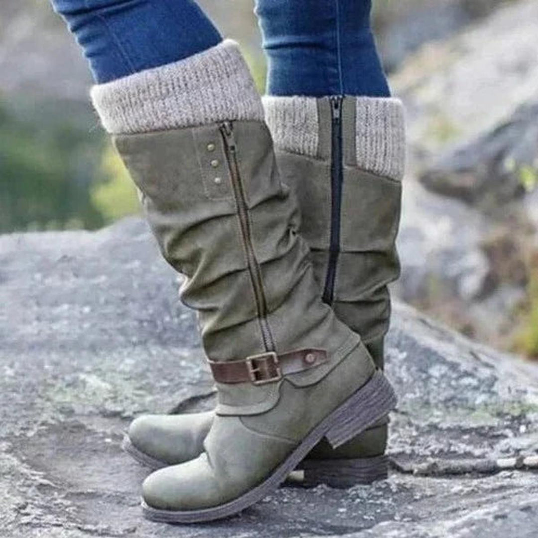 Bottes hautes vertes pour femme, à semelles épaisses antidérapantes, fermeture éclair latérale et bride cheville décorative à boucle. Le revers en maille beige apporte confort et style, pour un look parfait en automne ou en hiver.