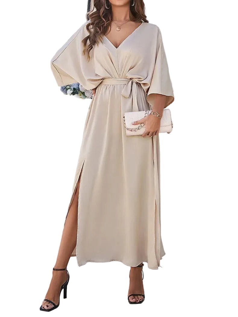 Robe midi à col en V pour femme, élégante et moderne. Sa coupe fluide avec une fente sur le côté et un lien à la taille met en valeur la silhouette. Disponible en beige, cette robe tendance est idéale pour les occasions printanières, alliant confort et raffinement avec une touche de glamour.
