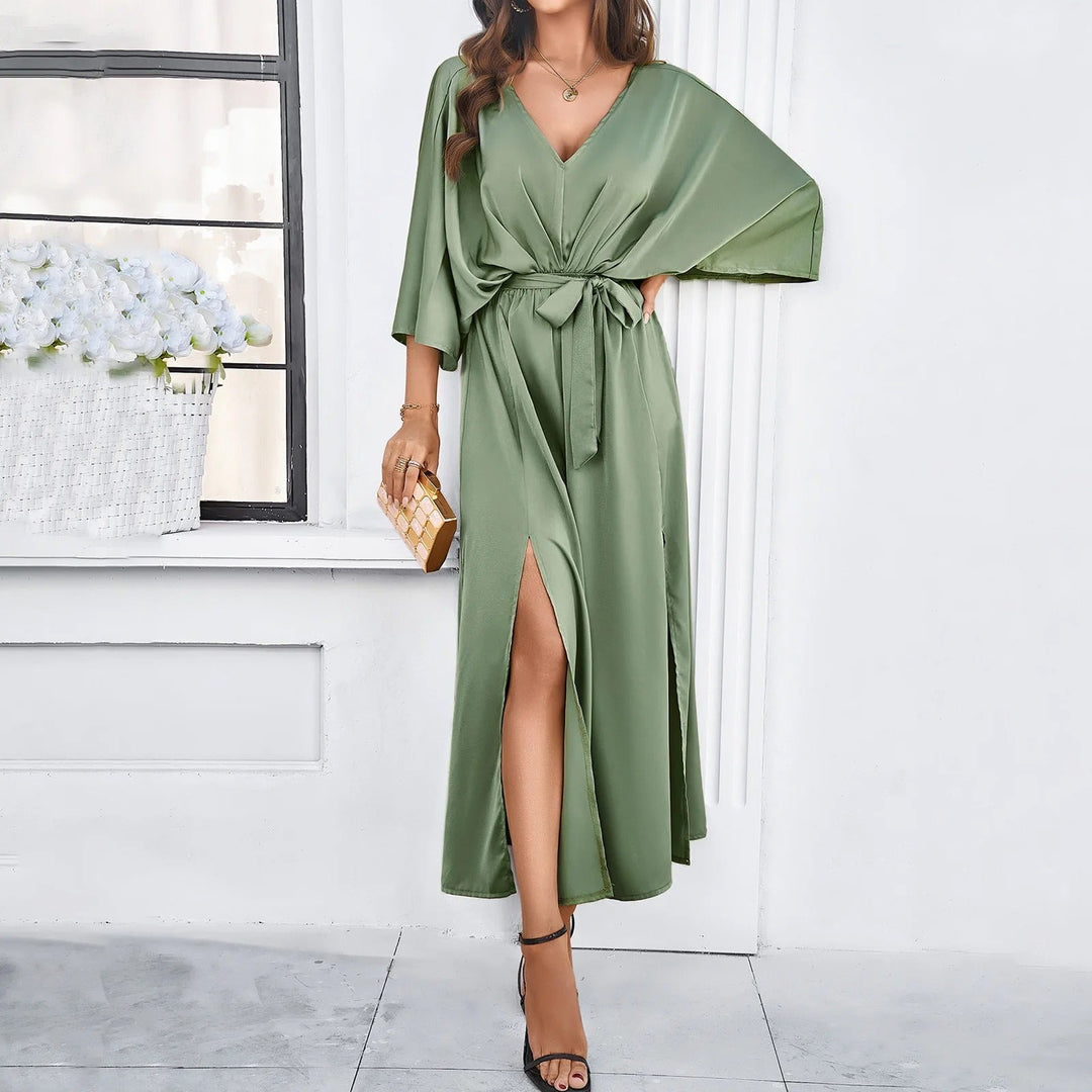 Robe midi à col en V pour femme, idéale pour le printemps. Sa coupe fluide et élégante avec une fente sur le côté et un lien à la taille, offre une silhouette chic et moderne. Disponible en vert tendre, cette robe tendance allie confort et style, parfaite pour des occasions spéciales ou des sorties estivales.