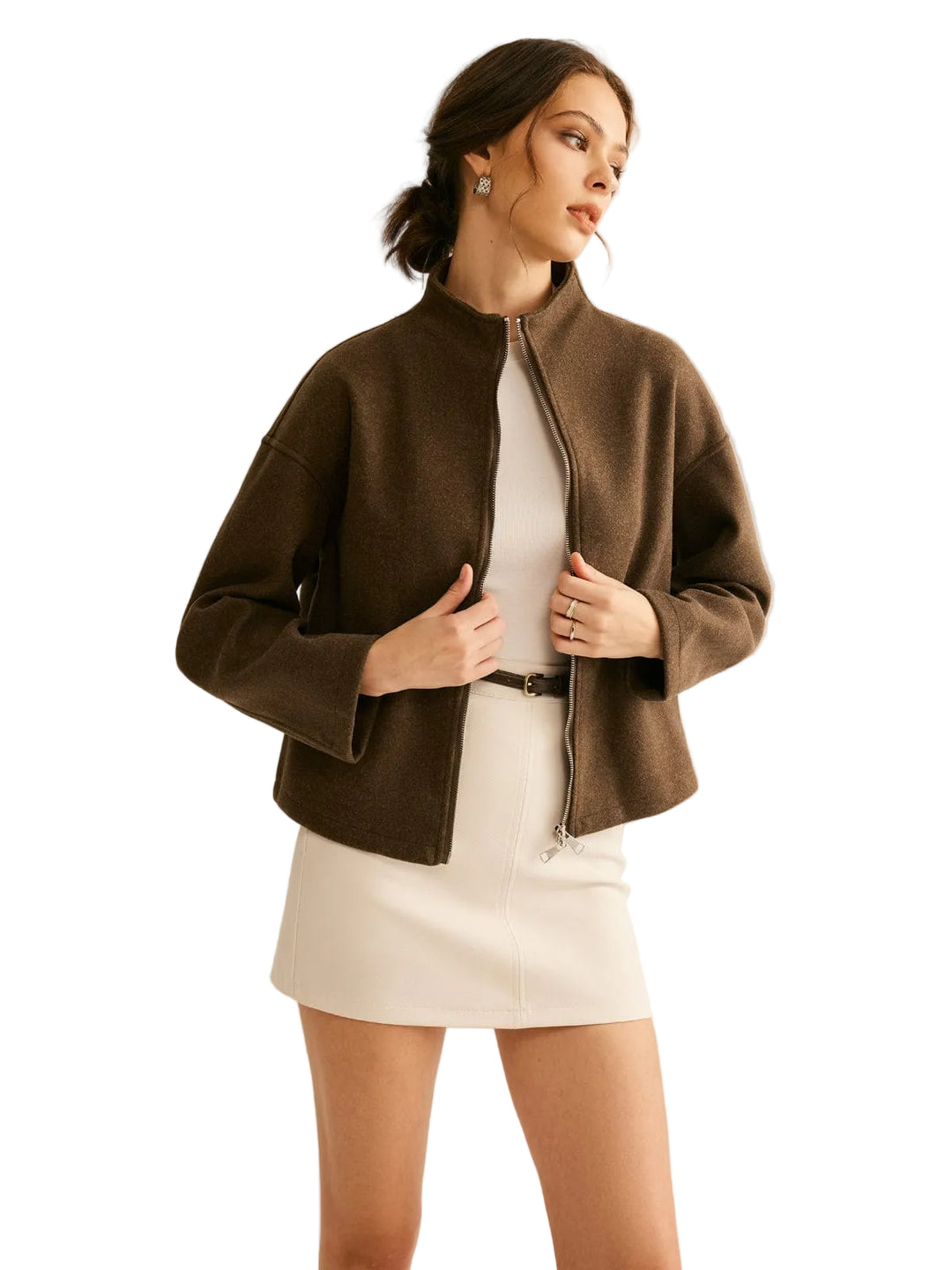 Femme portant un manteau court marron à col montant et fermeture zippée, avec une robe courte beige et une ceinture, pour un look moderne et élégant.