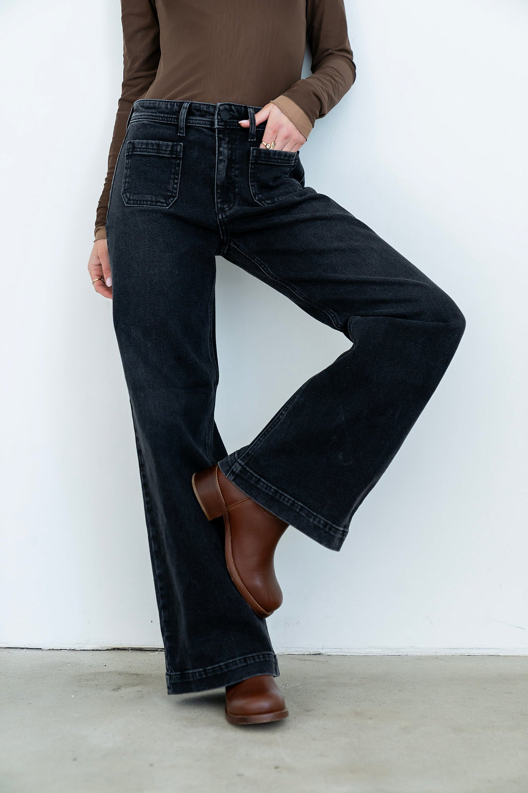 Jean Large Femme – Taille Haute Denim Noir Délavé
