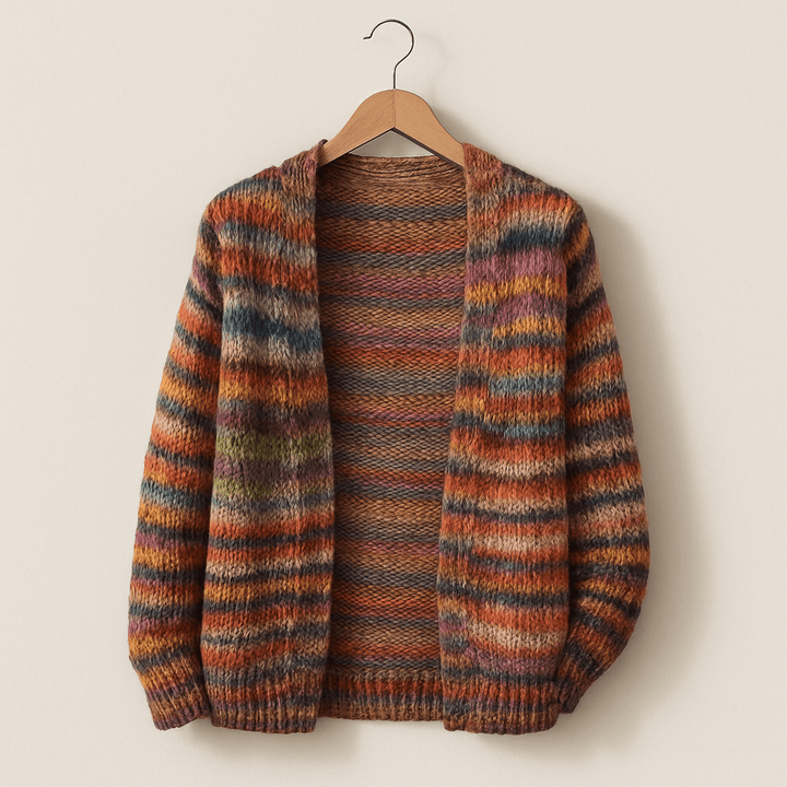 Cardigan en maille multicolore suspendu sur un cintre, présentant des rayures irrégulières dans des tons chauds tels que l’orange, le brun, le vert et le bleu. Le vêtement est photographié sur un fond neutre, mettant en valeur sa texture douce et ses couleurs vibrantes.