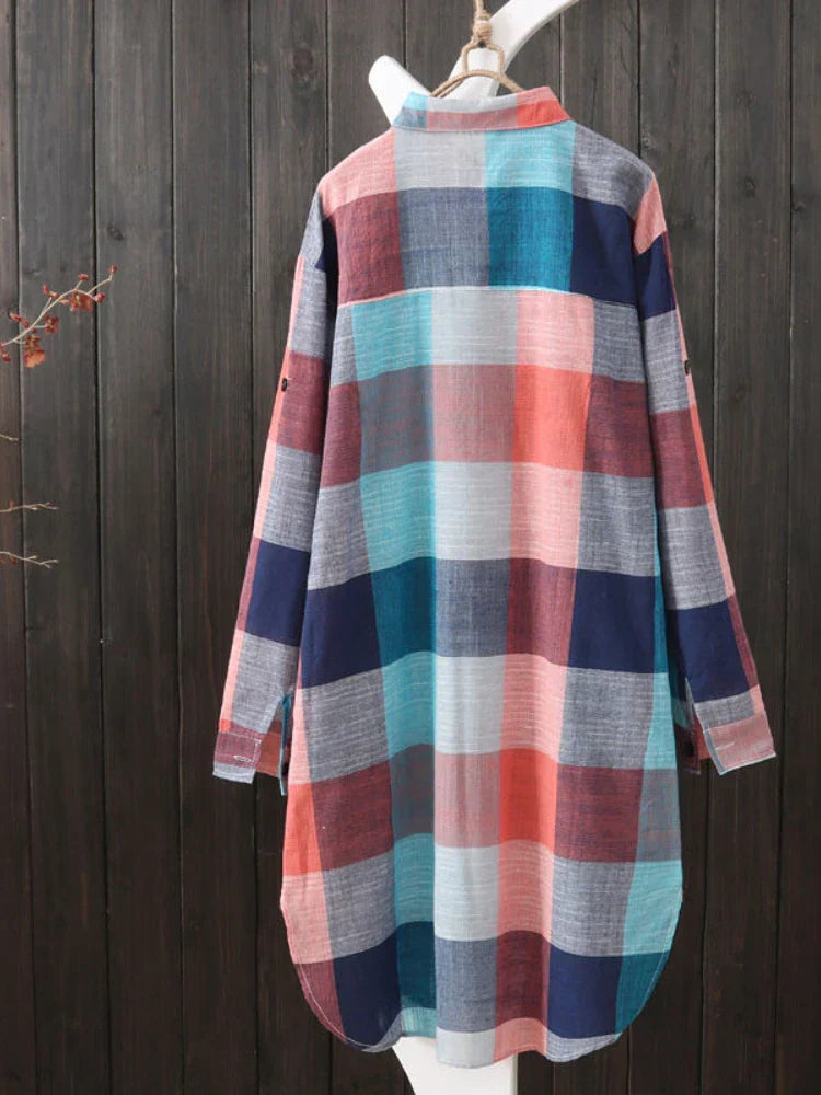 Vue arrière de la chemise boutonnée femme Perrine moderne à carreaux multicolores (bleu, rose, gris et rouge), coupe longue et légère, présentée sur cintre devant un fond en bois.