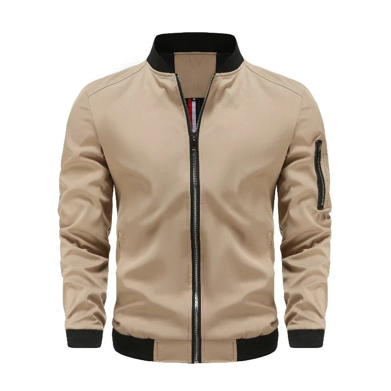 Veste bomber zippée homme Philippe moderne beige, col et bordures côtelés noirs, fermeture éclair centrale et poche zippée sur la manche, sur fond blanc.
