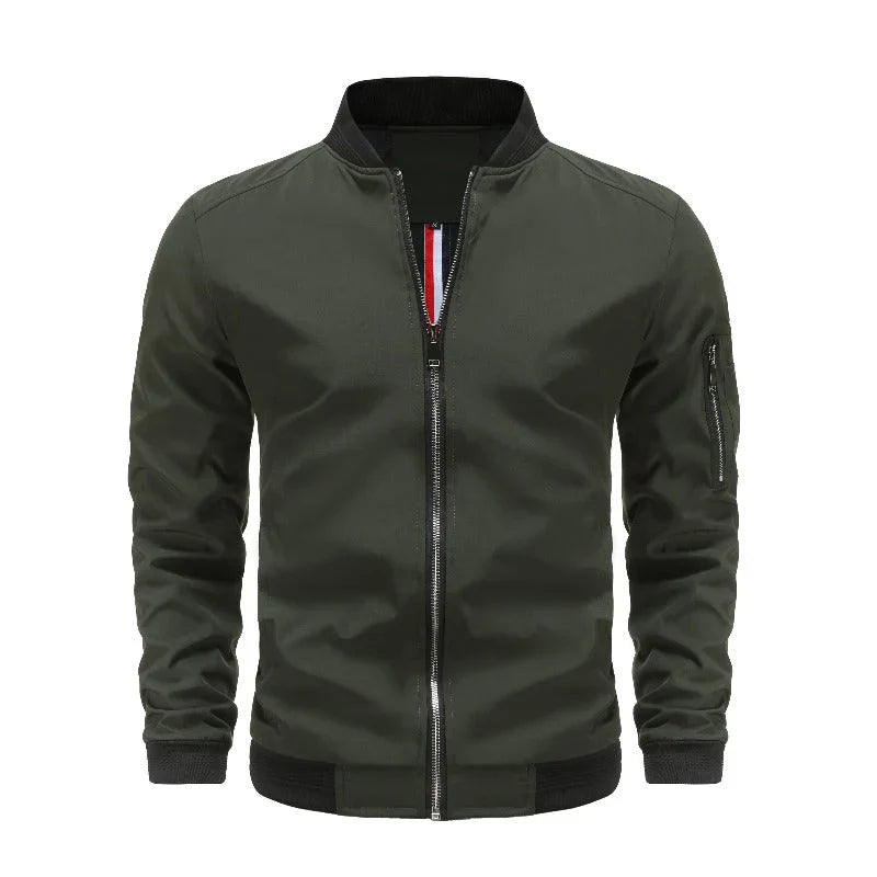 Veste bomber zippée homme Philippe moderne vert kaki, col et bordures côtelés noirs, fermeture éclair centrale et poche zippée sur la manche, sur fond blanc.