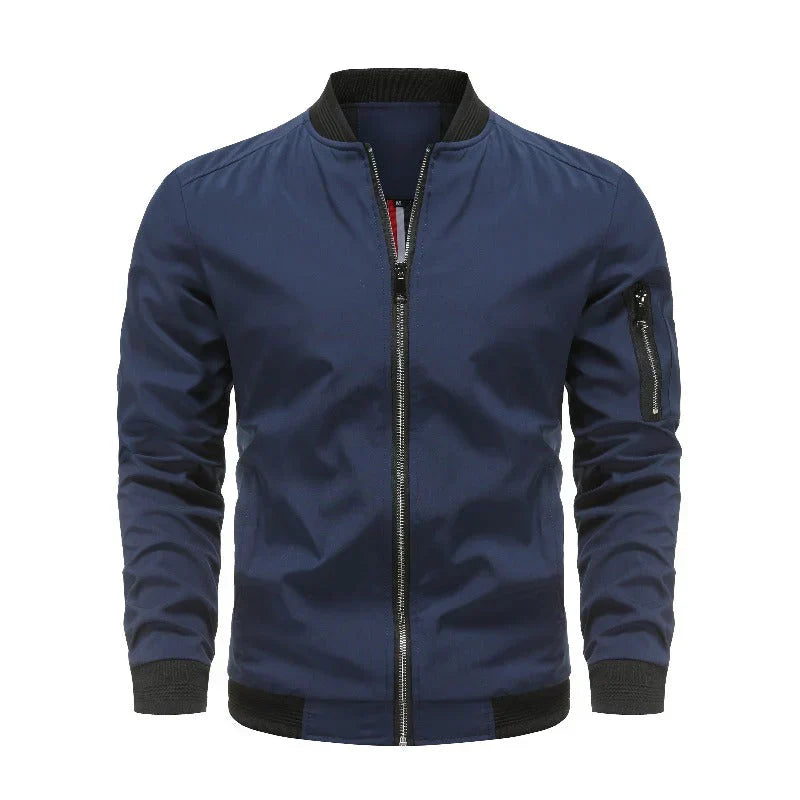 Veste bomber zippée homme Philippe moderne bleu marine, col et poignets côtelés noirs, fermeture éclair centrale et poche zippée sur la manche, sur fond blanc.