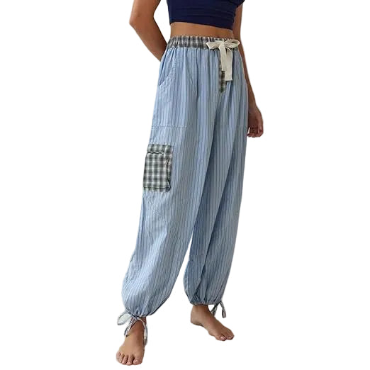 Pantalon de pyjama pour femme à rayures bleues avec une taille élastiquée et un cordon de serrage. Il est agrémenté d'une poche à carreaux et d'une finition élastiquée aux chevilles, offrant un confort optimal et un look élégant et décontracté.