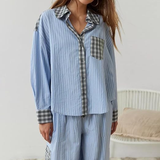 Pyjama pour femme à rayures bleues avec un haut à manches longues et des détails à carreaux sur les poches et les manches. Ce modèle combine confort et style, offrant une allure décontractée mais élégante, parfaite pour des nuits confortables et stylées.