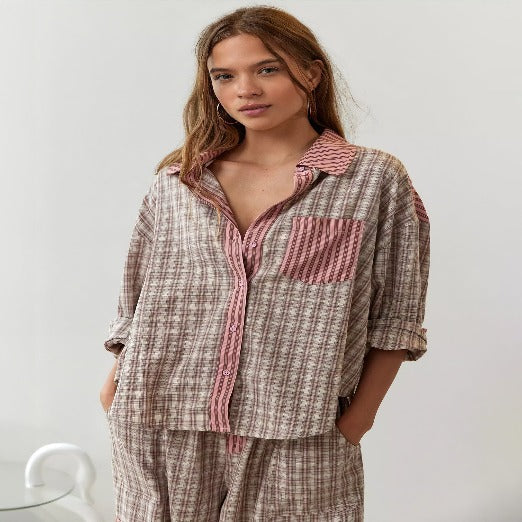 Pyjama pour femme à motifs à rayures et carreaux, avec un haut à manches courtes, un col et une poche contrastée. Le design combine élégance et confort, idéal pour une tenue de nuit moderne et décontractée.