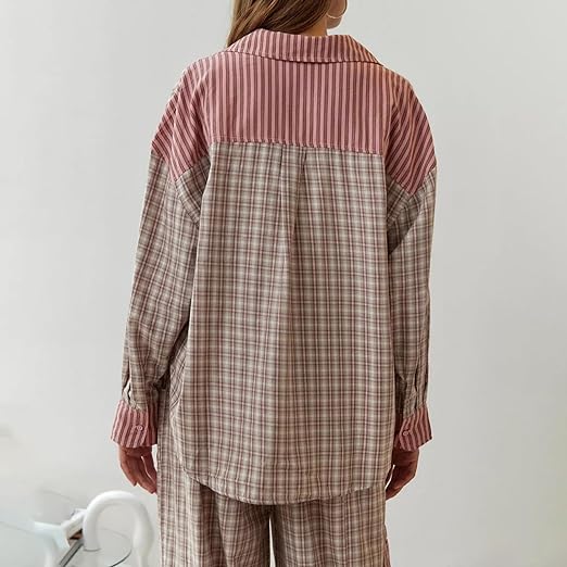 Vue arrière d'un pyjama pour femme à motifs à rayures et carreaux, avec un haut à manches longues et un col. Le haut présente des détails contrastants entre les rayures et les carreaux, créant un look moderne et élégant, parfait pour une tenue de nuit stylée et confortable.