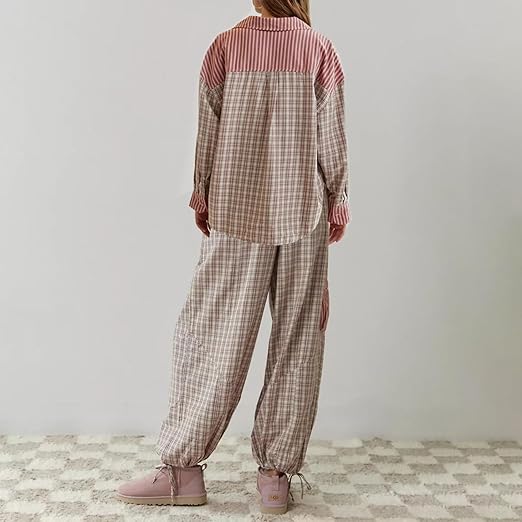 Vue arrière d'un pyjama pour femme à carreaux avec des détails à rayures contrastées sur le haut. Le pantalon est élastiqué aux chevilles pour un confort optimal. Le look décontracté et élégant est parfait pour une tenue de nuit stylée, complété par des baskets roses.