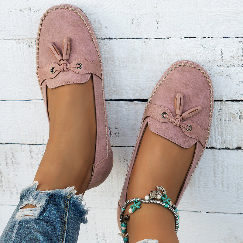 Des mocassins élégants pour femmes, au design moderne, avec une finition en suède et un nœud décoratif à l'avant. Ces mocassins roses se marient parfaitement avec un jean déchiré, créant une allure décontractée et tendance. Un choix parfait pour un look confortable et stylé.