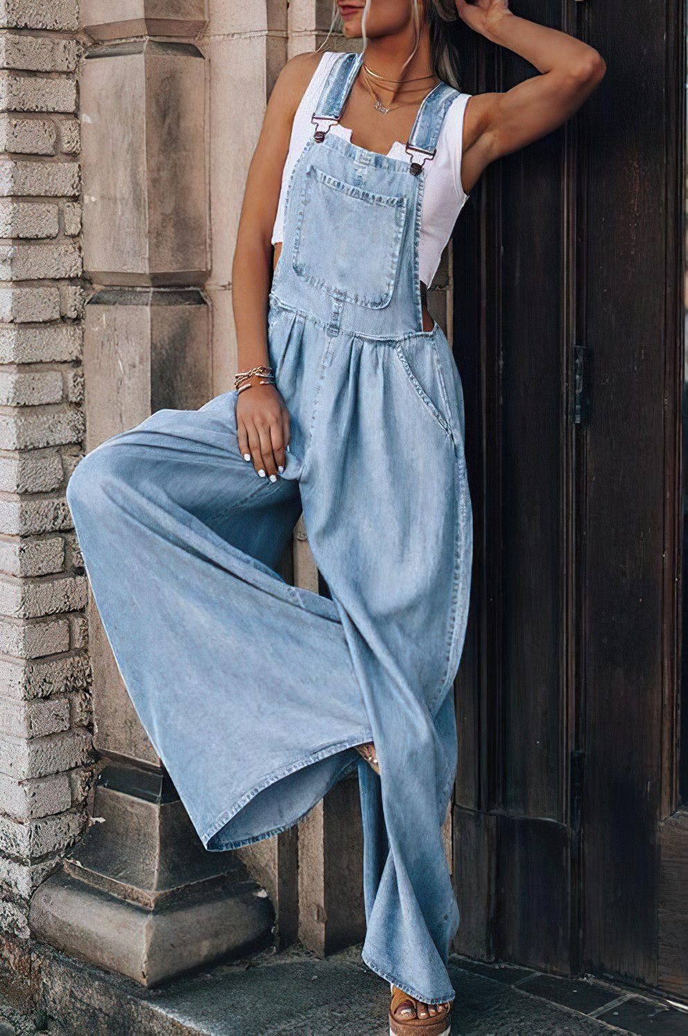 Une combinaison décontractée et stylée en denim bleu clair, avec des bretelles ajustables et une coupe ample. Ce modèle offre un confort optimal tout en étant parfait pour un look moderne et frais, idéal pour les journées d'été ou les moments de détente.