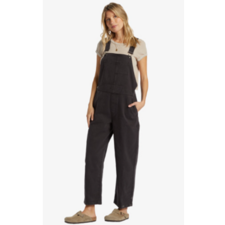 Une combinaison décontractée et moderne en noir, avec des bretelles ajustables et un design pratique à poches. Parfaite pour un look casual et confortable, idéale pour les journées détendues ou les sorties informelles.