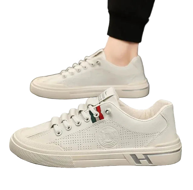 Baskets urbaines pour homme Prosper en similicuir beige, design moderne avec perforations et détails gris, présentées en gros plan pour mettre en valeur la semelle et la finition élégante.