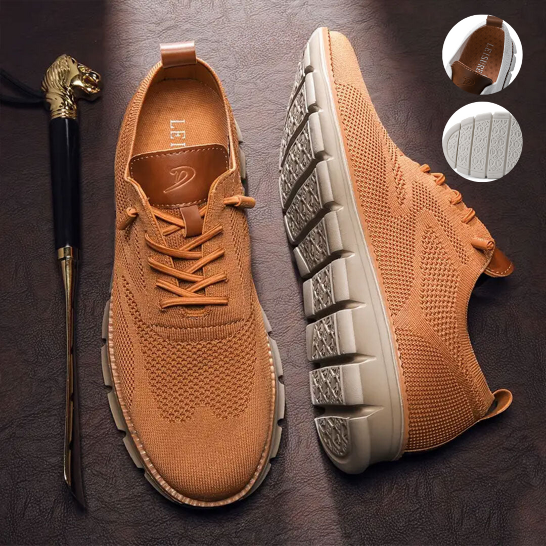 Chaussures urbaines camel en maille respirante avec lacets et empiècements en simili cuir, semelle épaisse crantée grise, présentées de dessus et de profil sur fond cuir.