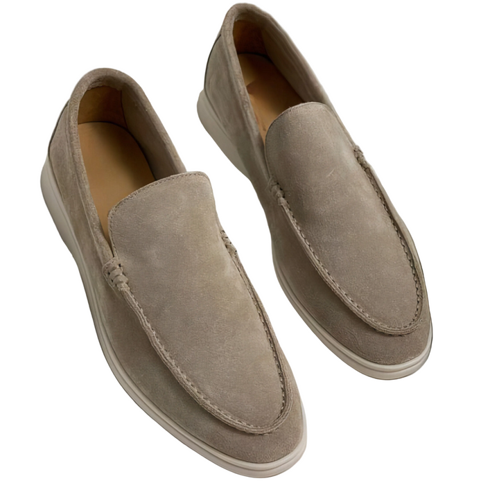 Mocassin élégant pour homme Renaud, tendance et confortable, en suède beige avec une finition soignée et une semelle légère, parfait pour un look chic et décontracté.