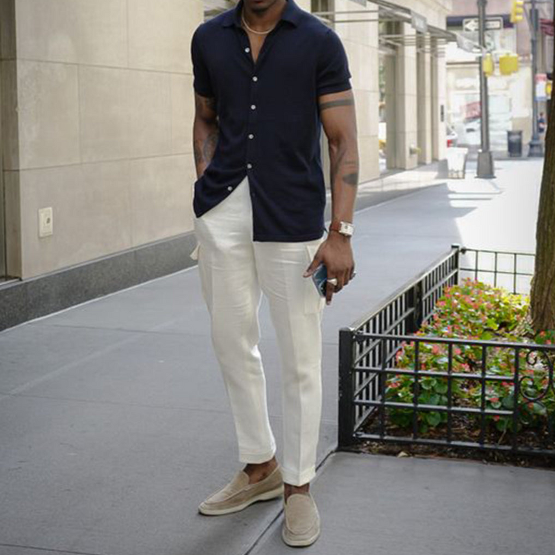 Mocassin élégant pour homme Renaud, tendance et raffiné, porté avec un pantalon blanc et une chemise bleu marine, offrant un look chic et décontracté pour les journées en ville.