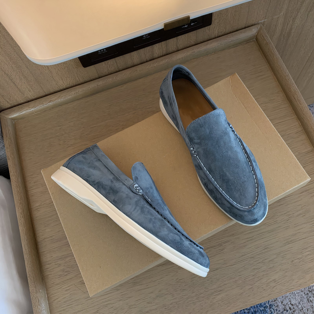 Mocassin élégant pour homme Renaud, tendance et confortable, en suède bleu avec des détails de couture soignés et une semelle légère, parfait pour un look chic et décontracté.