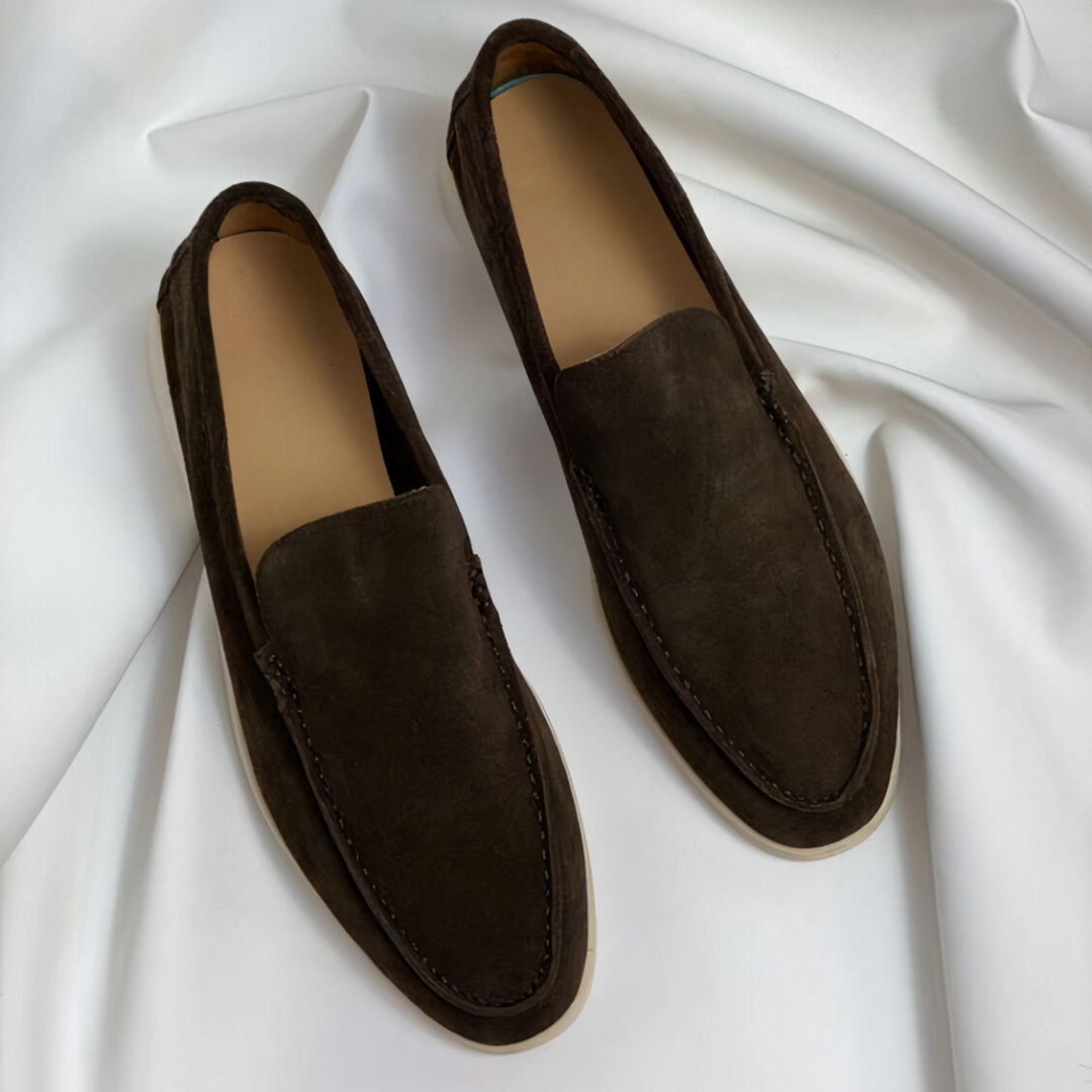 Mocassin élégant pour homme Renaud, tendance et raffiné, en suède marron avec des coutures fines et une semelle légère, offrant un look chic et décontracté.