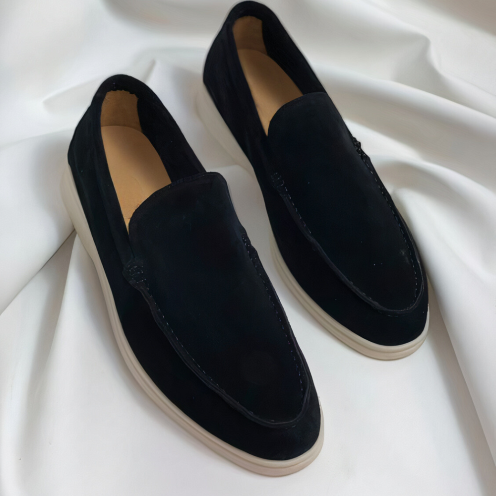 Mocassin élégant pour homme Renaud, tendance et intemporel, en suède noir avec des coutures délicates et une semelle légère, parfait pour un look chic et sophistiqué.