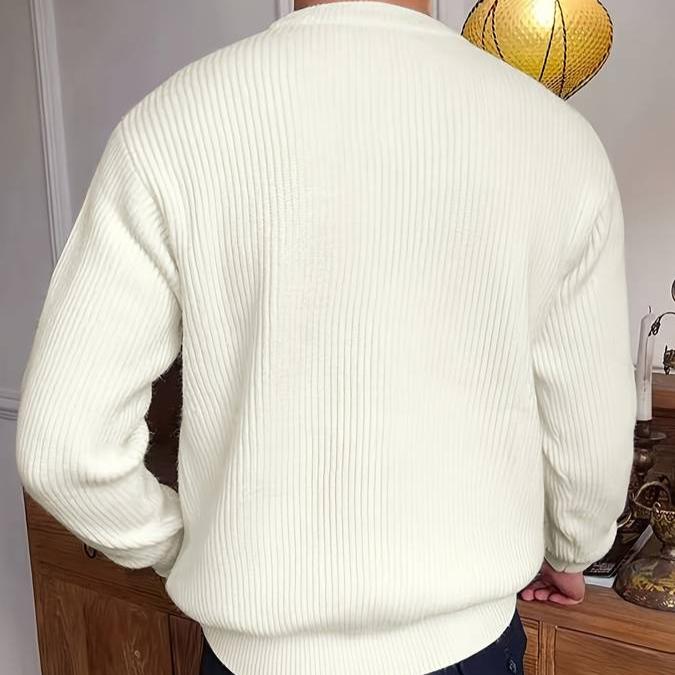 Vue de dos du pull classique d’hiver pour hommes  blanc cassé, en maille côtelée à col rond, coupe droite avec finitions bord-côte aux poignets et à la taille.