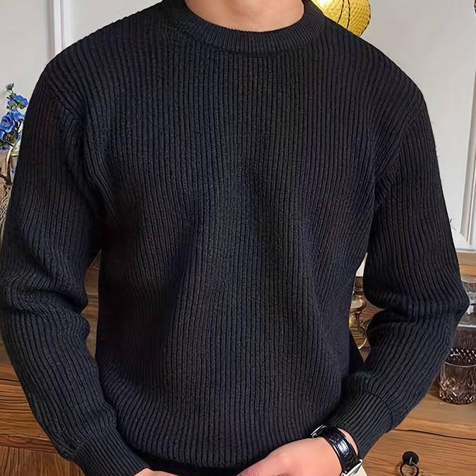 Pull classique d’hiver pour hommes  noir, en maille côtelée à col rond, coupe confortable, porté avec un jean.