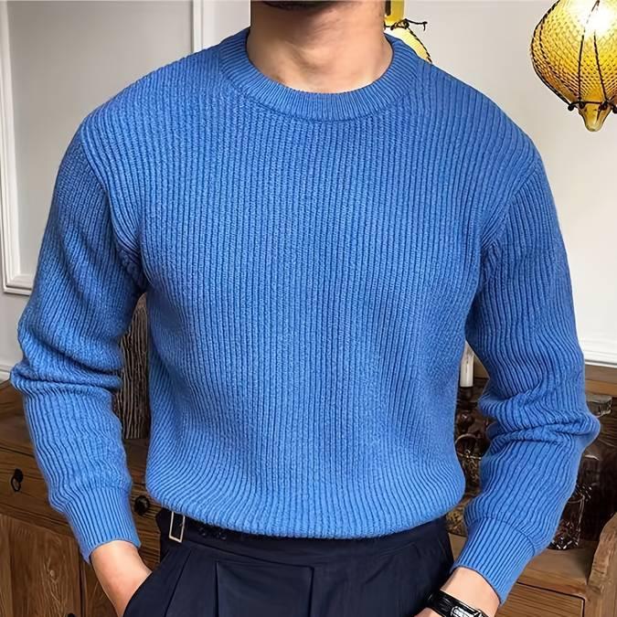 Pull classique d’hiver pour hommes  bleu, en maille côtelée à col rond, coupe confortable avec finitions bord-côte, porté avec un pantalon foncé.