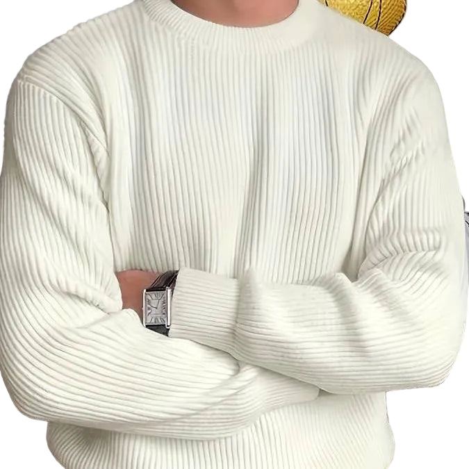 Pull classique d’hiver pour hommes  blanc cassé, en maille côtelée à col rond, coupe confortable, porté avec les bras croisés.