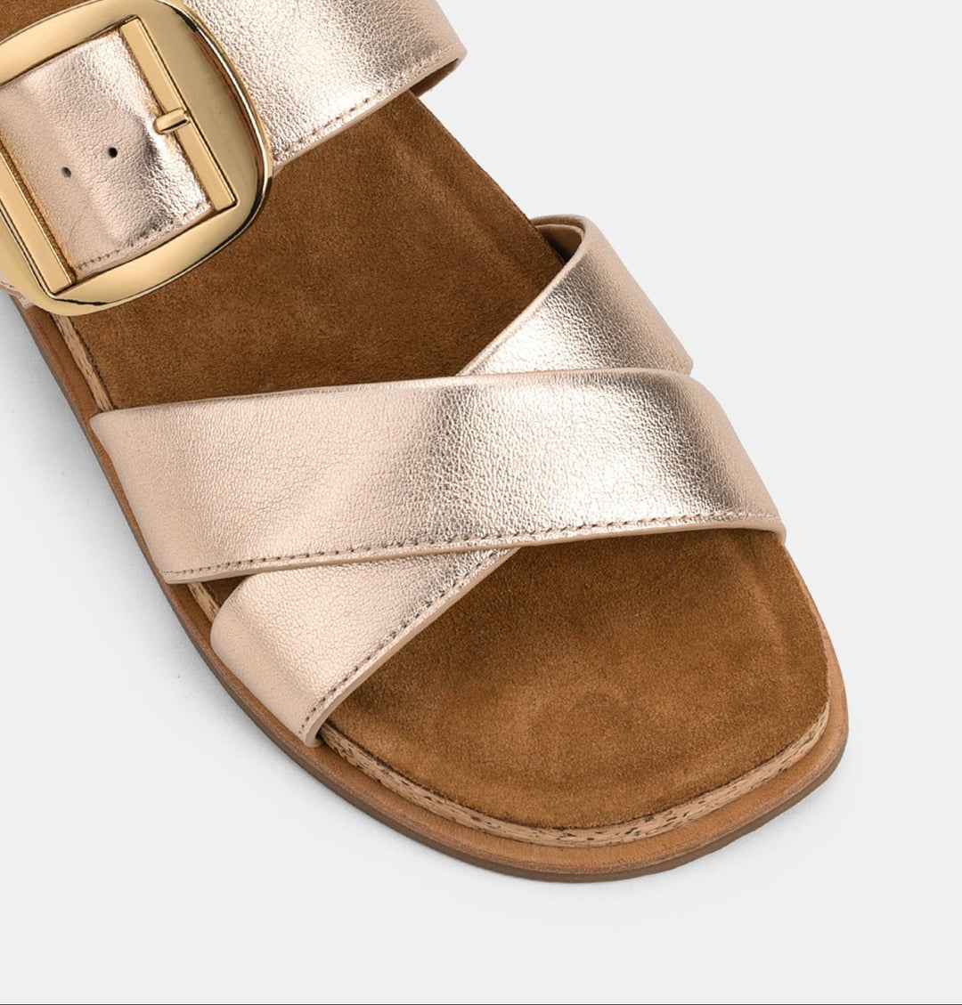 Détail des lanières croisées dorées et de la boucle ajustable, offrant un look élégant et un confort optimal pour la saison estivale.