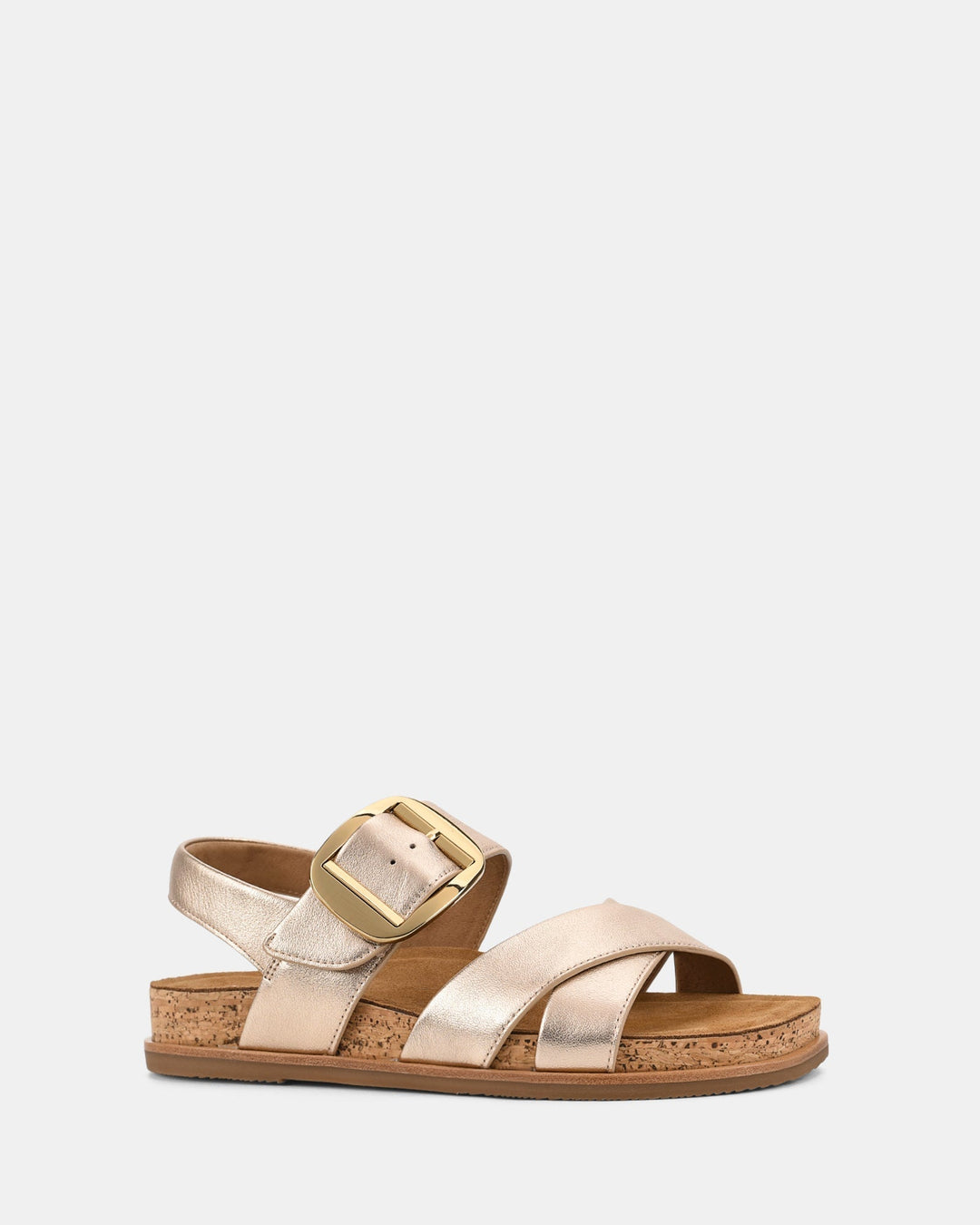 Sandales modernes avec des lanières croisées dorées, une boucle dorée et une semelle en liège, parfaites pour un style estival confortable.