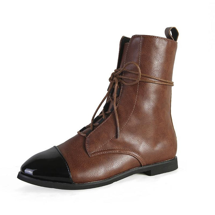 Bottine cheville pour femme en cuir marron avec bout noir contrastant, tige mi-mollet, laçage sur le devant, finition lisse et semelle plate élégante, présentée sur fond blanc.