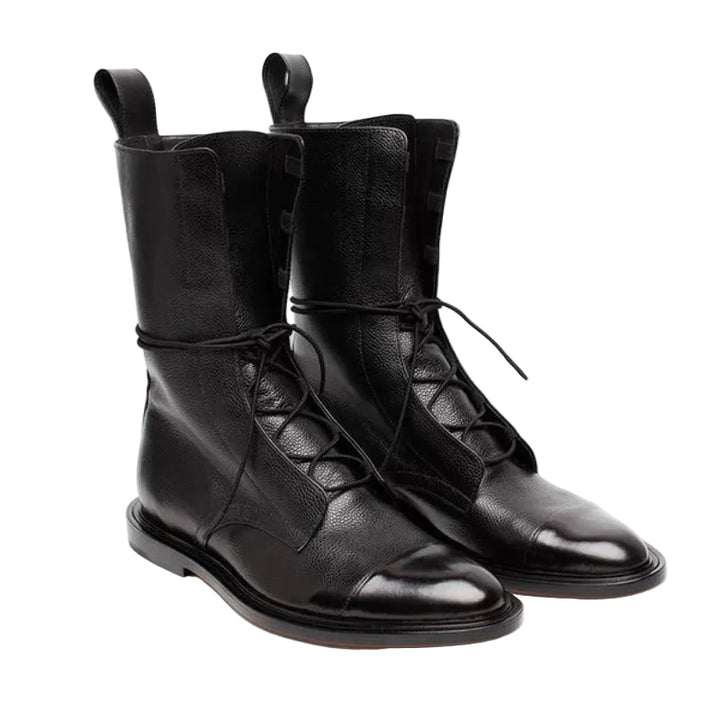 Bottines cheville pour femme en cuir noir à texture grainée, avec tige mi-mollet, laçage croisé sur le devant, languette arrière et semelle plate élégante, présentées sur fond blanc.