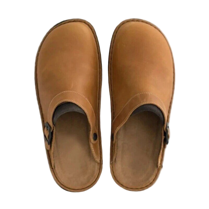 Sabot ergonomique pour homme en cuir marron avec une boucle décorative. Conçu pour offrir confort et style, idéal pour un look décontracté tout en garantissant une démarche agréable et un maintien optimal.