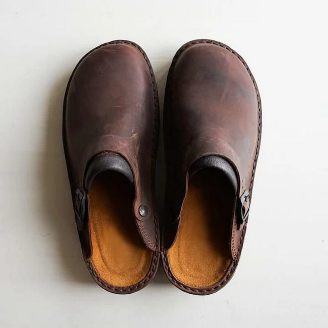 Sabots ergonomiques pour homme en cuir marron, avec une finition élégante et une boucle décorative. Un modèle confortable et tendance, conçu pour un style décontracté tout en assurant un excellent maintien et confort.