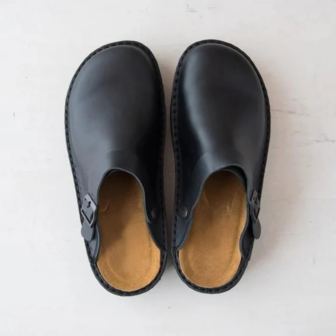 Sabots ergonomiques pour homme en cuir noir, avec une boucle décorative et une semelle confortable. Un modèle élégant et pratique, conçu pour un style décontracté tout en offrant un maintien optimal et un confort durable.