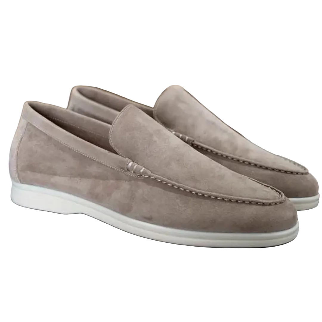 Élégants mocassins en daim beige, avec une finition soignée et une semelle blanche contrastée, offrant un style moderne et raffiné pour les hommes.